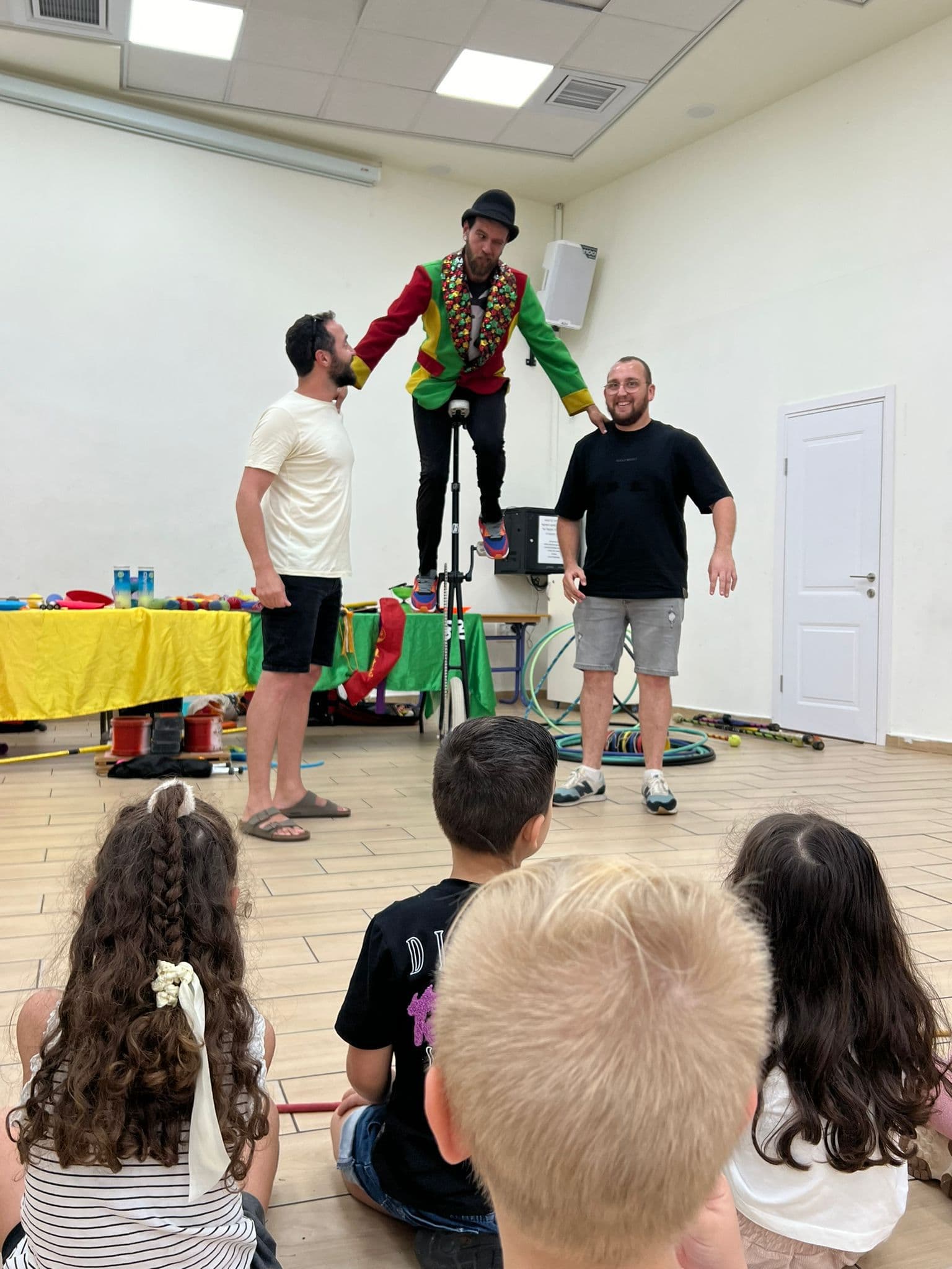 יוני בהופעה