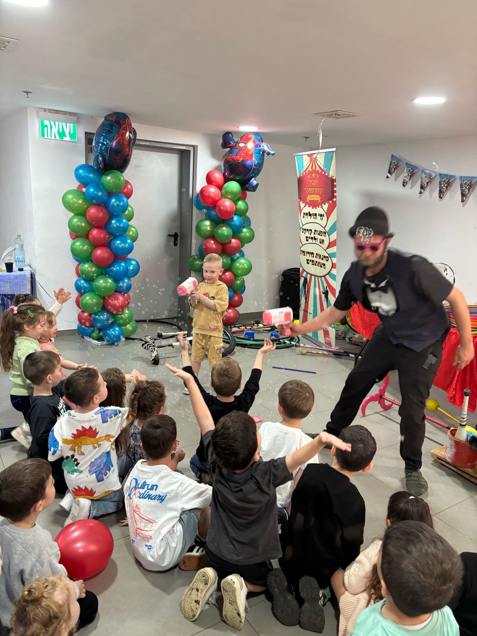 יום הולדת קרקסי עם עמודי בלונים
