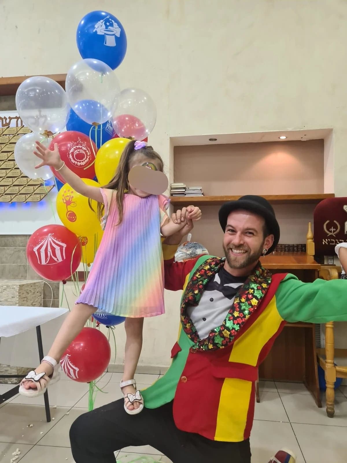 יוני עם ילדת יום הולדת ובלונים
