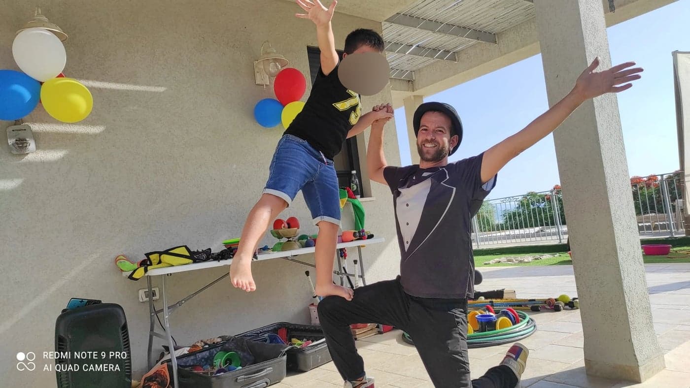 ילד יום הולדת קופץ עם יוני