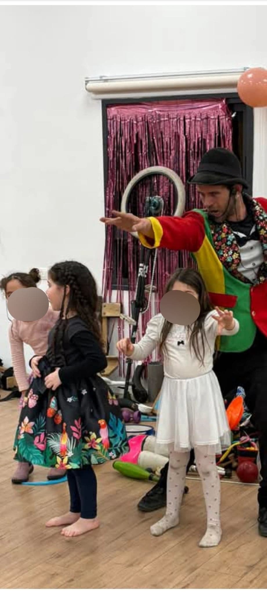 יוני עושה טריק בלון לילדות יום הולדת