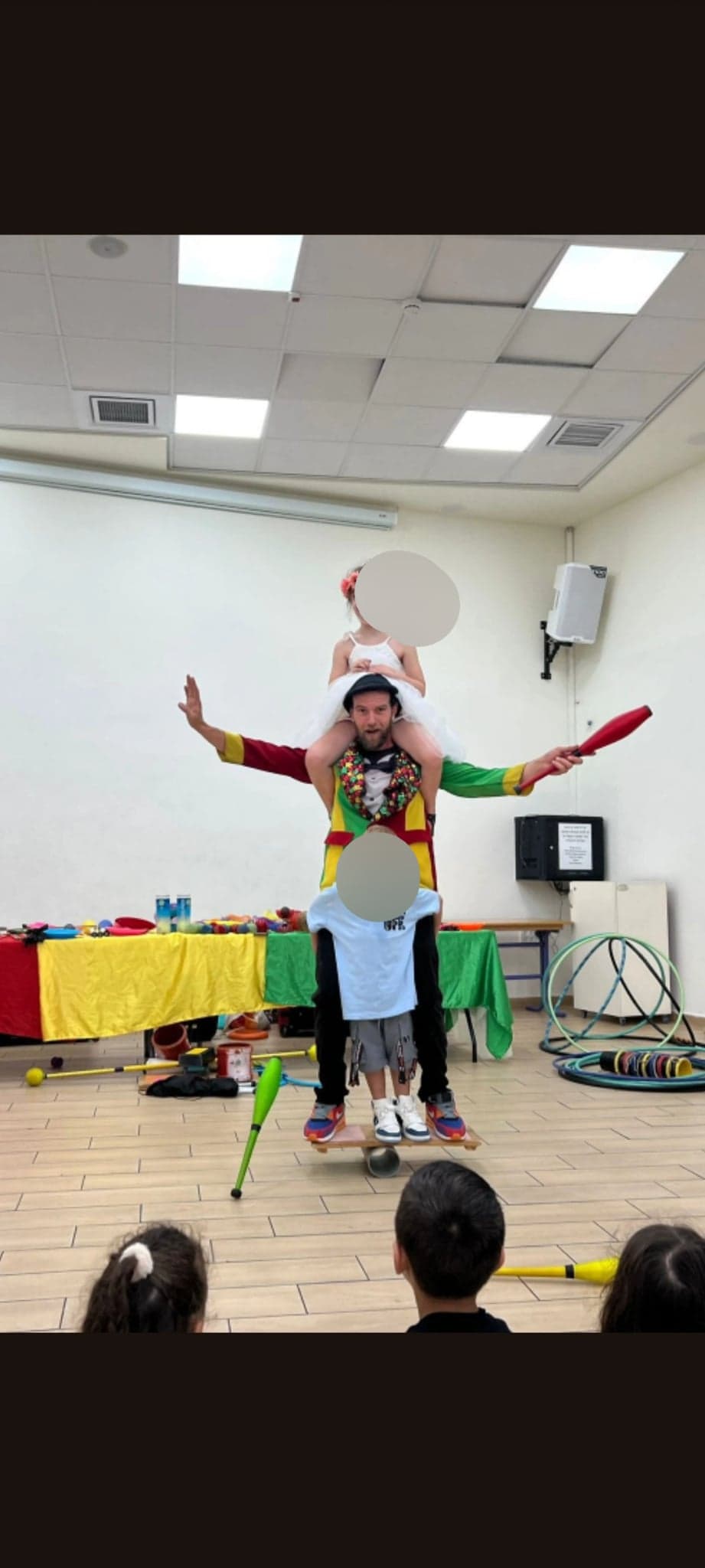יוני מרים ילד יום הולדת על הכתפיים