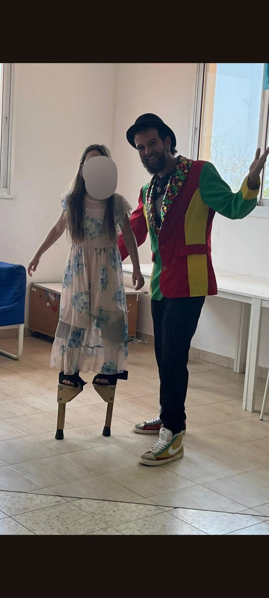 ילדת יום הולדת על קביים עם יוני